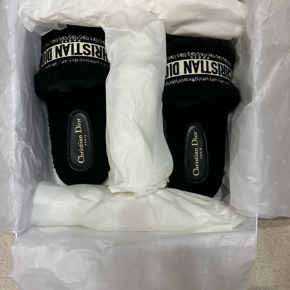 AUTHENTIC DWAY DIOR SHEARLING SLIDE SANDAL. Black and white color way. - Picture 2 of 8
